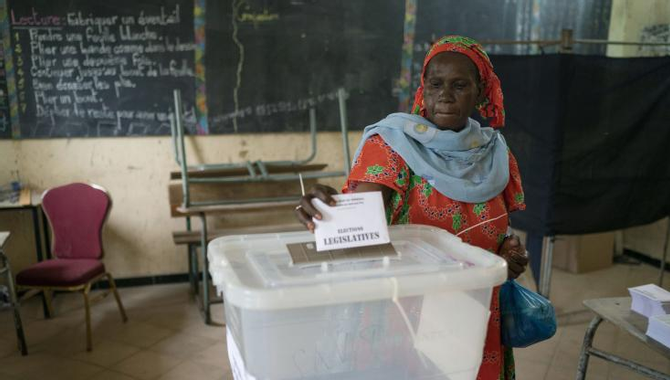 Au Sénégal, un séisme politique : Bassirou Diomaye Faye, le candidat de la rupture, annoncé en tête du premier tour de la présidentielle