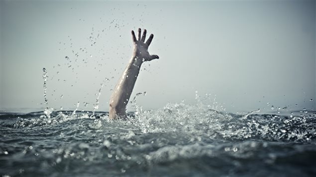 Désespoir en mer : L&rsquo;indignation monte face aux actions brutales de la police Française dans la Manche