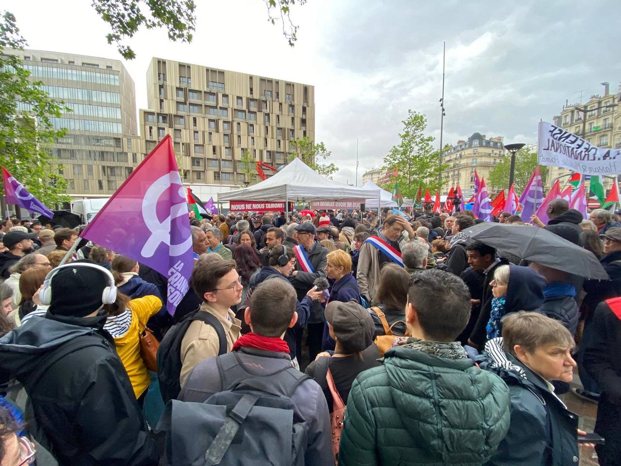 Grosse mobilisation au rassemblement  » contre la criminalisation des voix de la paix « 