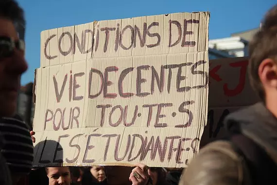 Dans l’ombre de la réussite académique : Précarité étudiante, un instrument de sélection et d’exploitation