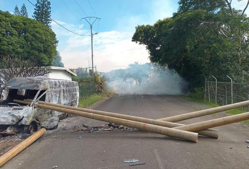 Violences à Houaïlou : Élections Législatives Perturbées par l&rsquo;Incendie et l&rsquo;Attaque de la Gendarmerie