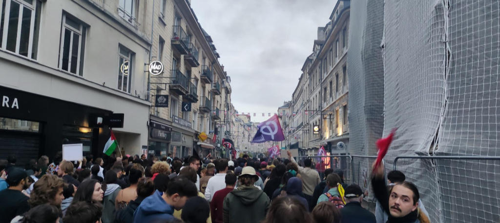 Déjà 600 personnes en manif sauvage à caen. Siamo tutti anti fascisti!