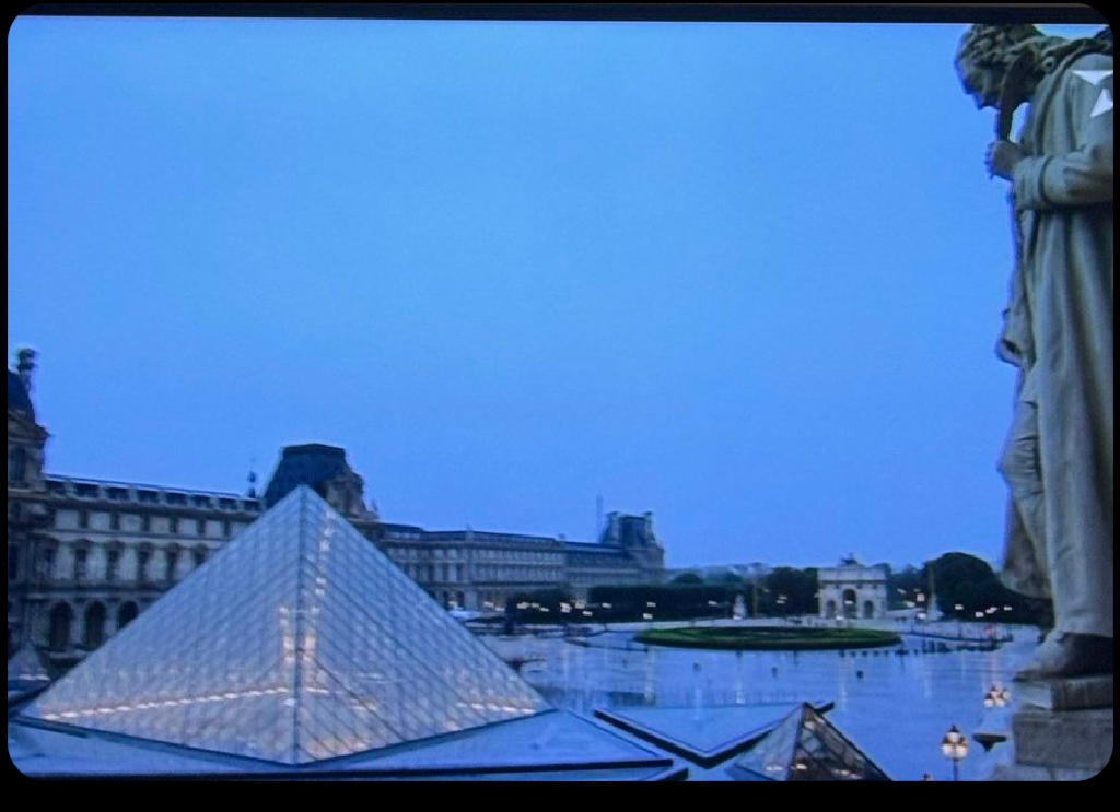 La chaîne sportive marocaine, Arryadia, coupe les drags queens, trans et autres séquences considéré comme « woke » par la chaîne marocaine de la cérémonie des JO avec une vue du Louvre.