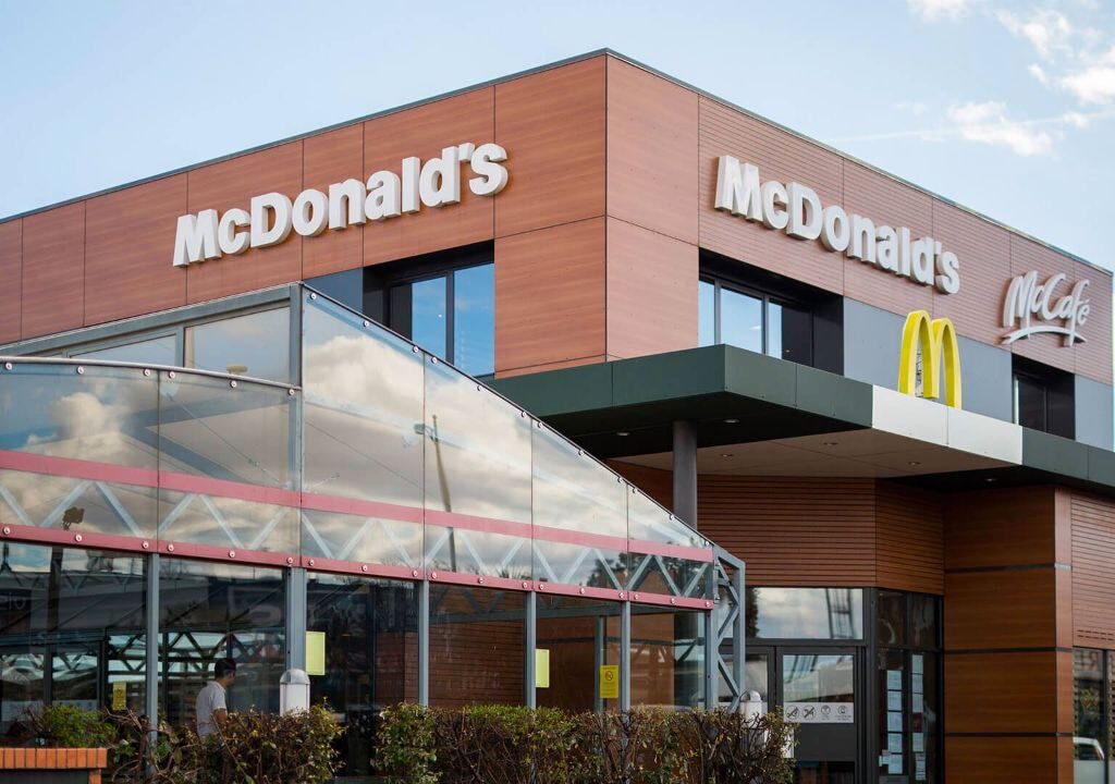 Suite au boycott en cours depuis le 7 octobre McDonald’s enregistre une baisse de 8% de son CA au deuxième trimestre 2024, avec un net recul des ventes dans le monde entier, en particulier en Chine et au Moyen-Orient. McDo a aussi perdu des parts de marché en France.