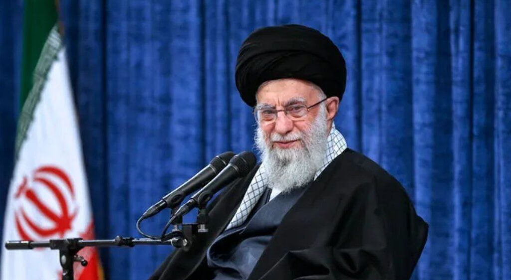 Le guide suprême iranien a ordonné à l&rsquo;Iran de frapper Israël directement après l&rsquo;assassinat du chef du Hamas à Téhéran.