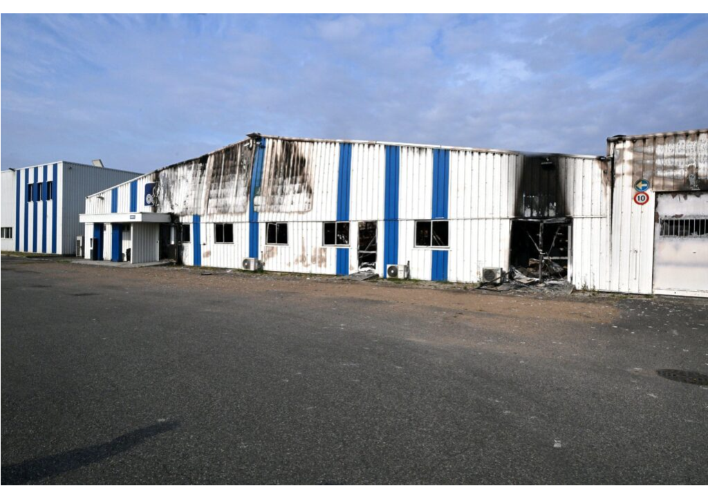 Fenouillet : Les flammes de la révolte pour dénoncer l&rsquo;assassinat de Maïky , camion, voiture et usine en feux!