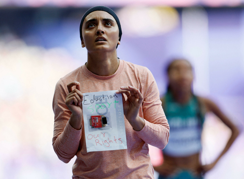 La sprinteuse afghane Kimia Yousofi porte-drapeau de la délégation afghane s’attaque au Taliban! Education, Sports, Our rights » ( » Éducation, sports, nos droits « ) pour dénoncer les conditions des femmes dans son pays aux mains de talibans.