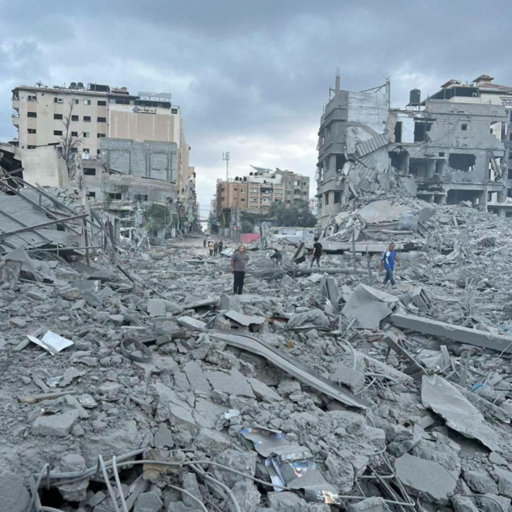 Comment Israël peut elle viser précisément à des kilomètres, mais tuer plus de 50k femmes et enfants pour éliminer quelques membres du Hamas à Gaza? A mons que les cibles ne soient pas le Hamas mais les populations civiles !