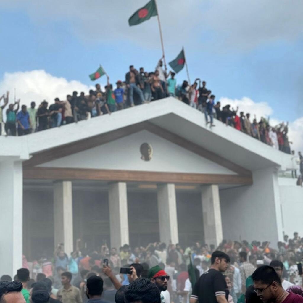 Des manifestants bangladais occupent la résidence du Premier ministre déchu Sheikh Hasina qui a fuit a l’étranger ! L’armée devrait prendre le pouvoir pour assurer la « transition »! Force aux compagnons !