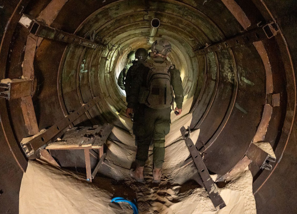 Haaretz a publié une enquête selon laquelle Tsahal aurait utilisé des habitants de la bande de Gaza comme boucliers humains lors de ses opérations dans l’enclave. Les Israéliens les ont laissés entrer devant eux dans des tunnels et des bâtiments potentiellement minés comme des » dragueurs de mines anthropomorphes « .