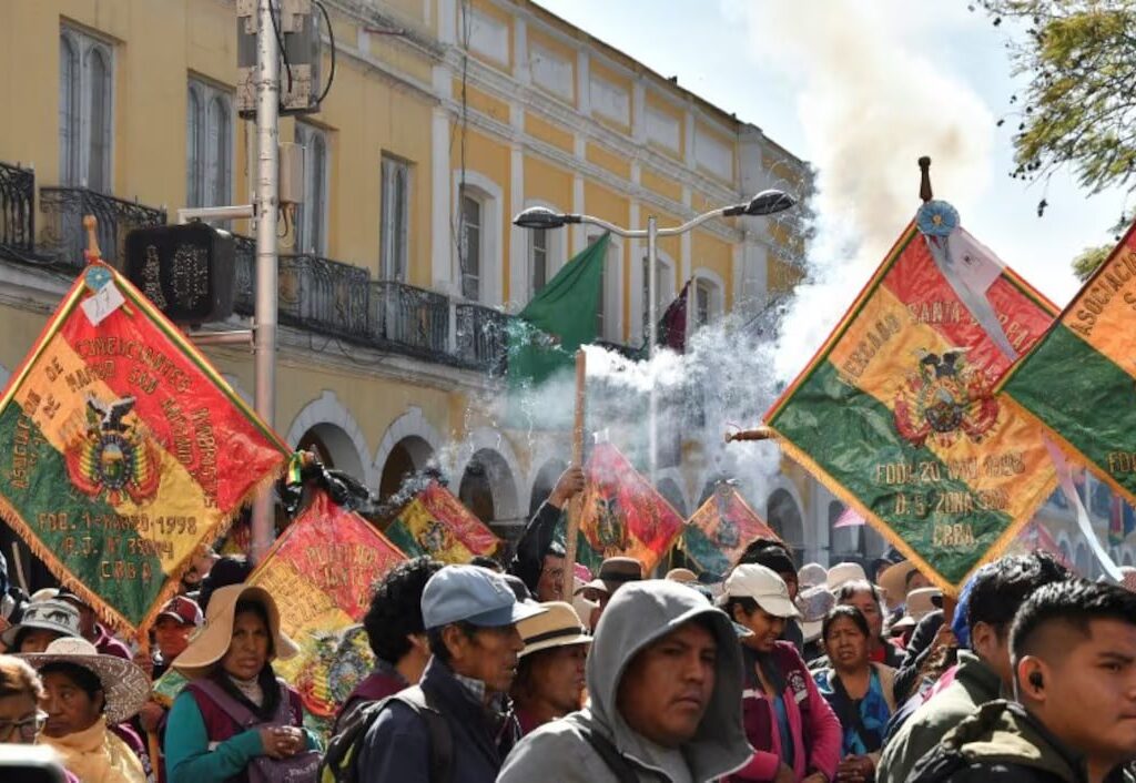 Les rues de Bolivie bouillonnent et ça chauffe pour le gouvernement ! Des milliers de Boliviens foulent le pavé a cause de cette foutue crise économique qui leur pourrit la vie!