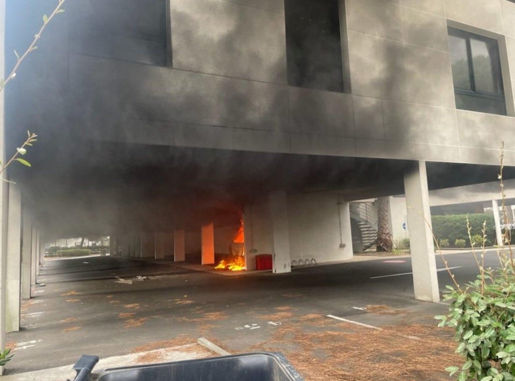 Antisémitisme : Une explosion et des voitures en feu visent la synagogue de la Grande-Motte, un policier municipal a été blessé
