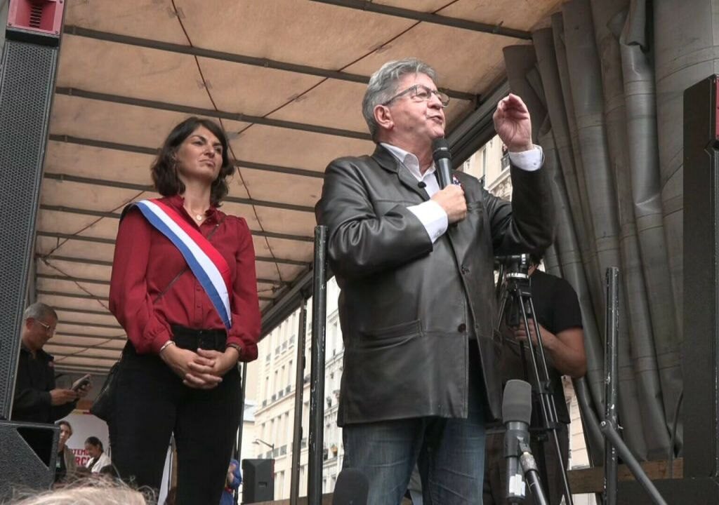 Mélenchon annonce que les insoumis « voteront la censure » contre le gouvernement de Michel Barnier et « met au défi » le RN de faire de même.