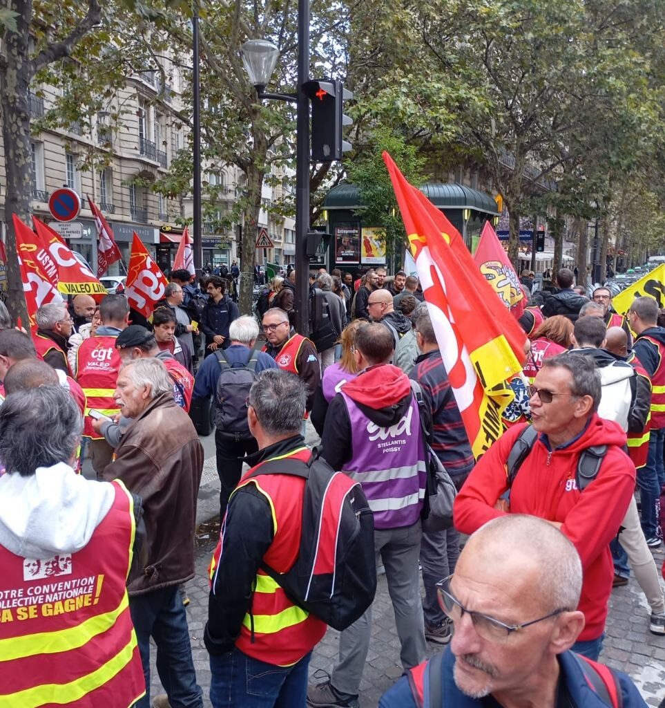 Les travailleurs de Valeo en colère ! Hier, ils ont défilé à Paris contre la fermeture de 2 de leurs usines. Pendant que les actionnaires se gavent, c’est encore les ouvriers qui trinquent !