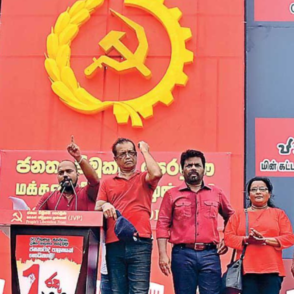 Le candidat communiste vient de remporter la présidentielle au Sri Lanka dès le premier tour, avec 50% ! Anura Kumara Dissanayake représente le JVP, un parti marxiste-léniniste, et dirigera cette île de 22 millions d&rsquo;habitants qui a traversé une révolution en 2022.