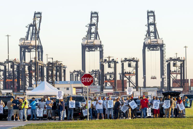 Les dockers de la côte est des Etats-Unis mettent un terme à leur grève : 62% d&rsquo;augmentation de salaire obtenu !