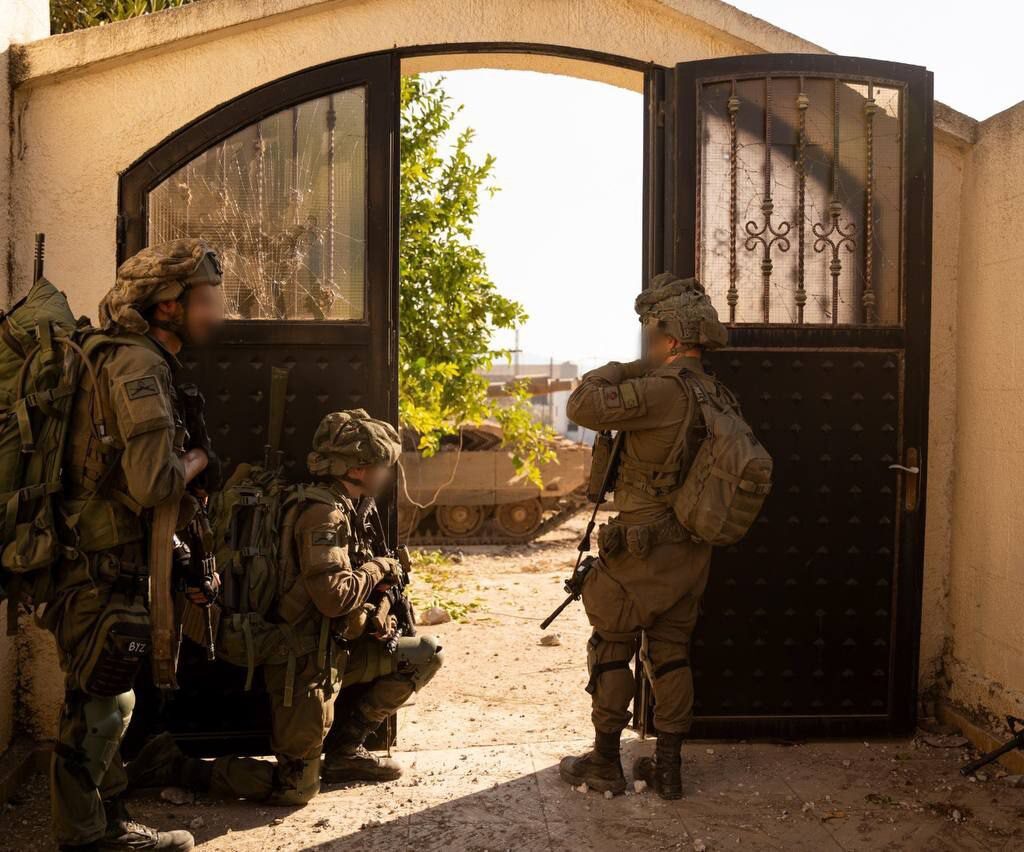 Des photos publiées par l&rsquo;armée israélienne montrent qu&rsquo;elle a réussir à investir plusieurs petits villages frontaliers. Des caches d&rsquo;armes ont été découverts avec notamment des ATGM.