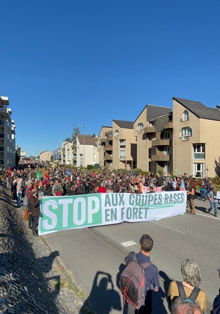2500 personnes au départ de la manifestation contre la méga scierie de Guéret !