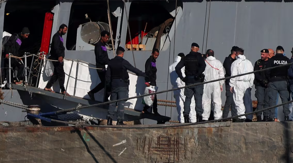 Le deuxième groupe de migrants expulsés par l&rsquo;Italie débarque en Albanie. Les 8 personnes transférées sont originaires d&rsquo;Égypte et du Bangladesh, les mêmes nationalités que la première fois et qui ont motivé la Cour de Rome à rejeter leur rétention.