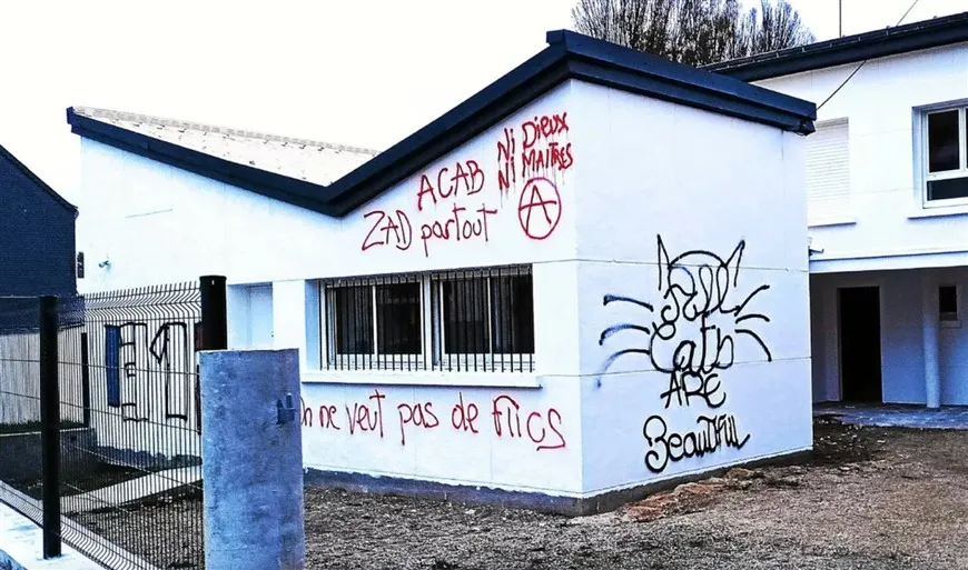 » ACAB » ( » All cops are bastards « , NDLR), » On ne veut pas de flics » mais aussi » All cats are beautiful « . Voici les messages tagués en rouge et noir qui sont apparus sur la façade de la future gendarmerie de Bubry, dans la nuit du 16 au 17 novembre.