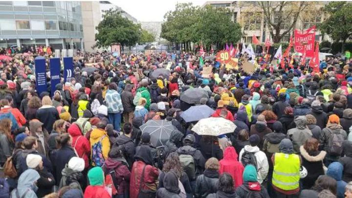 Ce matin, à Nantes, près de 3000 manifestants se rassemblent devant l&rsquo;hôtel de région contre les coupes budgétaires annoncées qui concerneraient notamment le domaine de la culture.