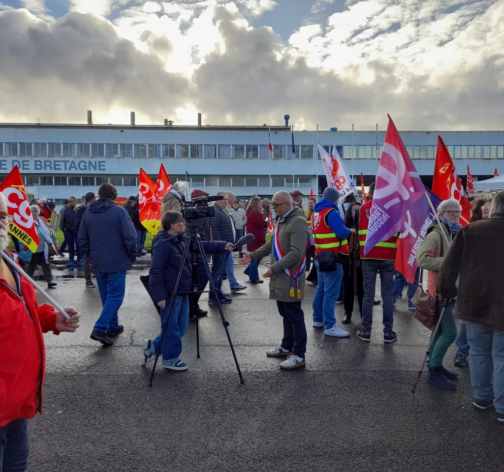 A Hennebont (Morbihan), 300 salariés, responsables syndicaux, soutiens politiques (LFI, PCF, verts) étaient rassemblés hier matin, devant le site de la Fonderie de Bretagne, sur le piquet de grève installé aux aurores. » Aucun licenciement « , » Tous ensemble » fusaient de toutes parts.