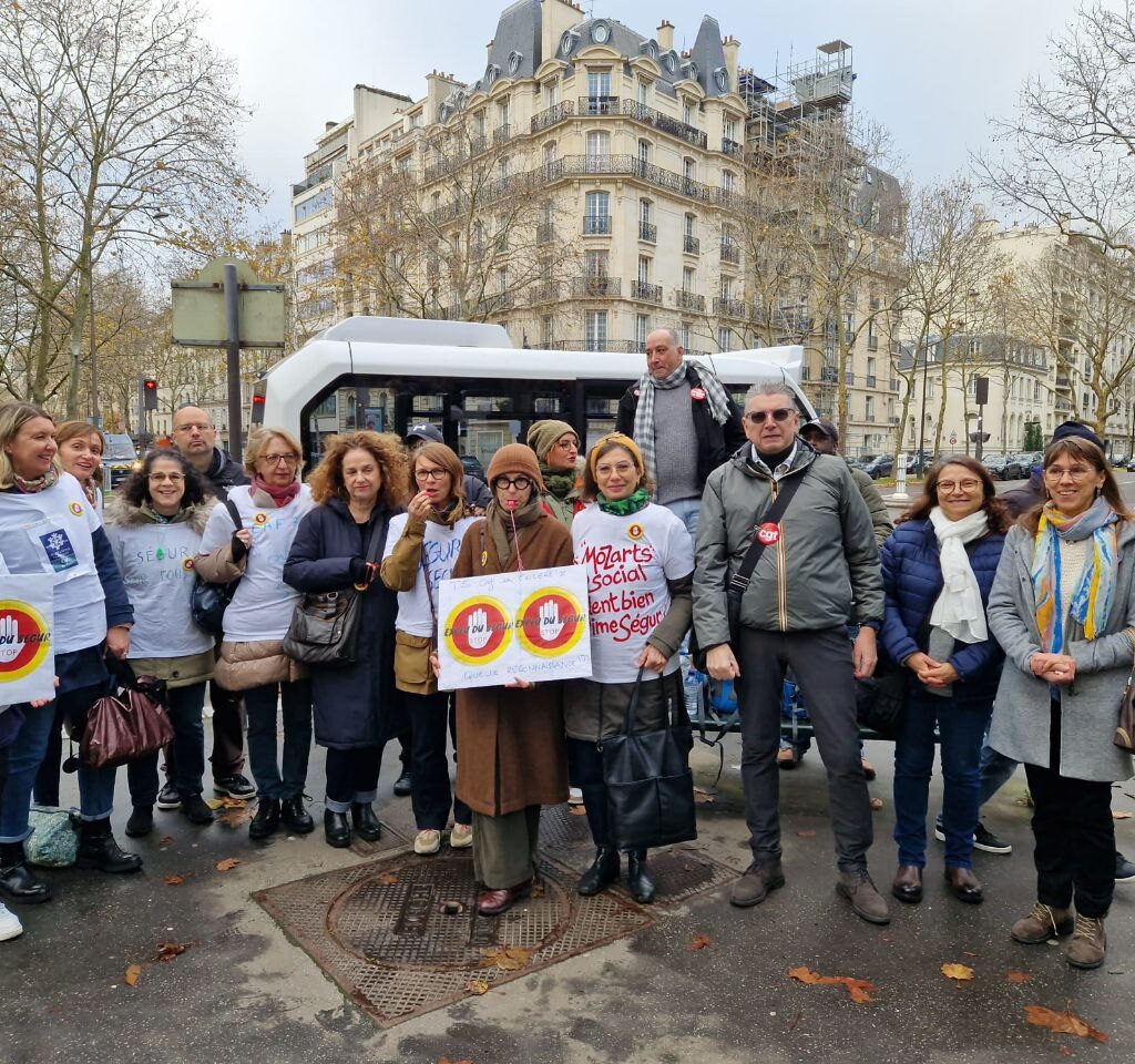 Paris :  Mardi matin les travailleurs sociaux des CAF de la région parisienne en grève avec leurs syndicats FO et CGT,