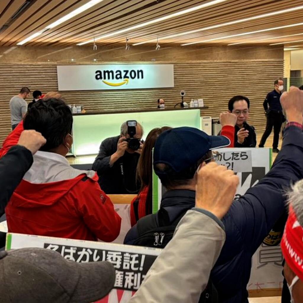 Les salariés d’Amazon dans 30 pays sont en grève aujourd’hui pour réclamer des salaires décents, de meilleures conditions de travail et le droit de se syndiquer. Cette grève internationale coordonnée vise à réduire les profits du » Black Friday «