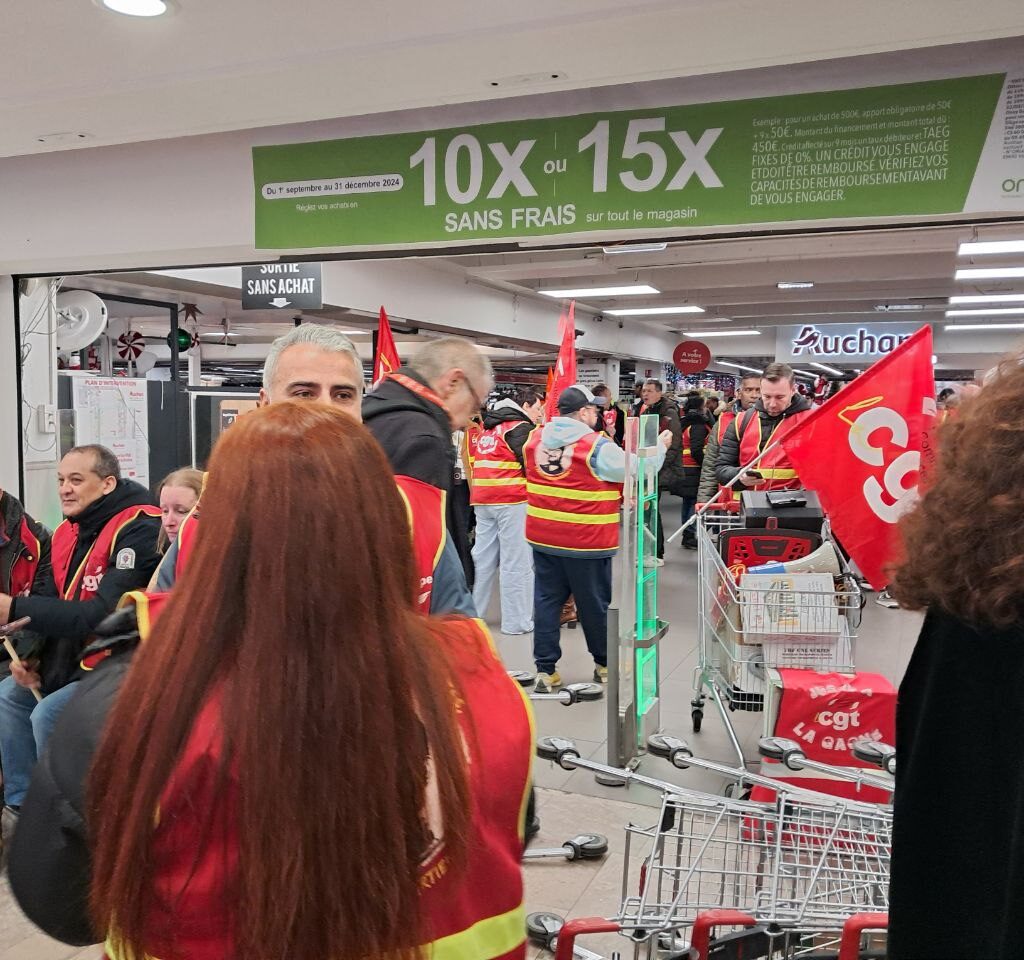 Ce matin des dizaines de salariés ont envahi le magasin Auchan de Fontenay-sous-Bois (93) avec le syndicat CGT, avec le soutien du député Thomas Portes, contre les plans de licenciements