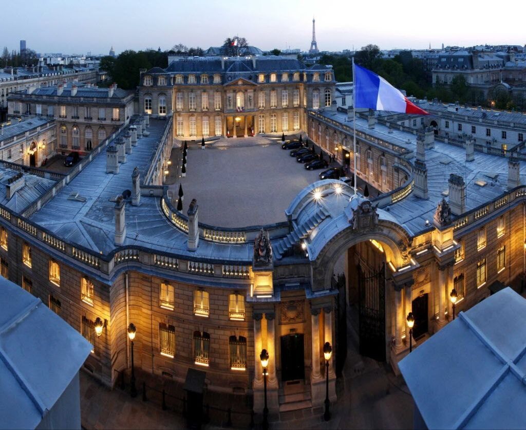 Des tirs de feux d&rsquo;artifice, ont eu lieu ce soir, en direction du palais de l&rsquo;Élysée à Paris.