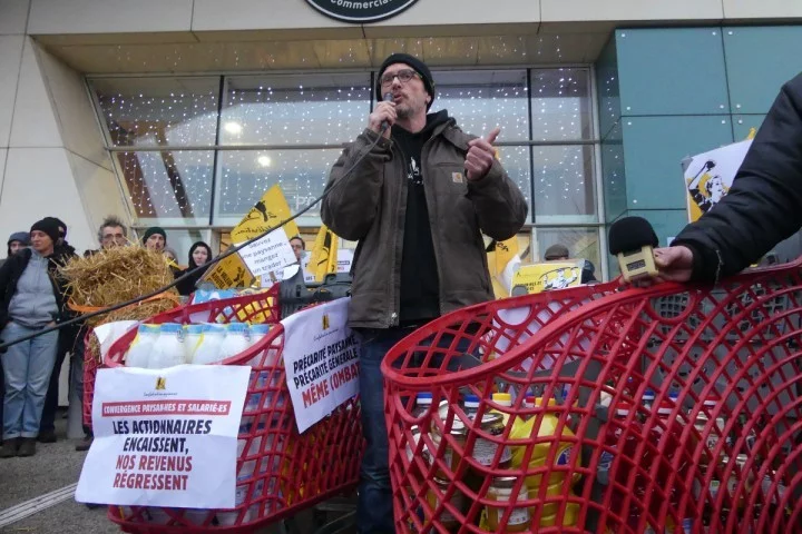 Contre l&rsquo;agro-industrie, une opération  » caddies gratuits  » dans un hypermarché Auchan