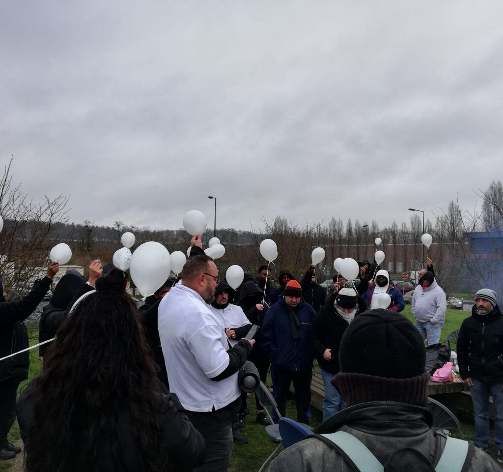 Rassemblements lundi et ce matin aux piquets de grève devant siège de la FSO à Saint Ouen l’Aumône (95) , suite au suicide d’un chauffeur gréviste FO ce weekend.
