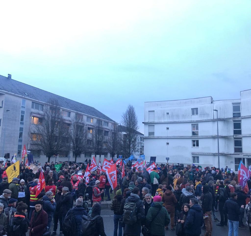 Nantes: Manifestation aujourd’hui devant l’hôtel de région Pays de la Loire contre les coupes budget de Christelle Morançais, présidente de Région, dont le vote a lieu jeudi 19 et vendredi 20 décembre.