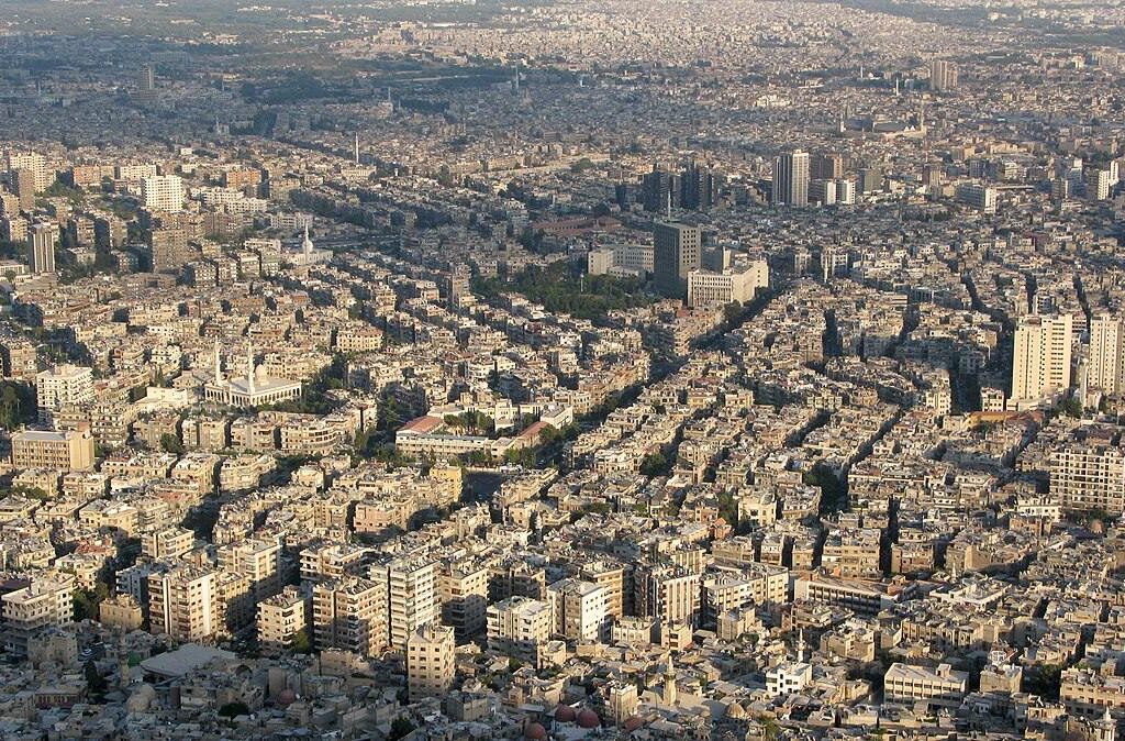 Israël a confirmé avoir frappé un dépôt d&rsquo;armes près de l&rsquo;aéroport dans le quartier de Mezzeh à Damas. Jusqu&rsquo;à présent, trois explosions ont été signalées à Mezzeh, ainsi qu&rsquo;une à Qasioun.