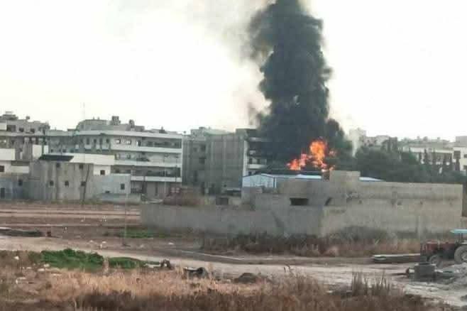 Les avions de guerre turcs bombardent le bâtiment du Conseil civil de Manbij.