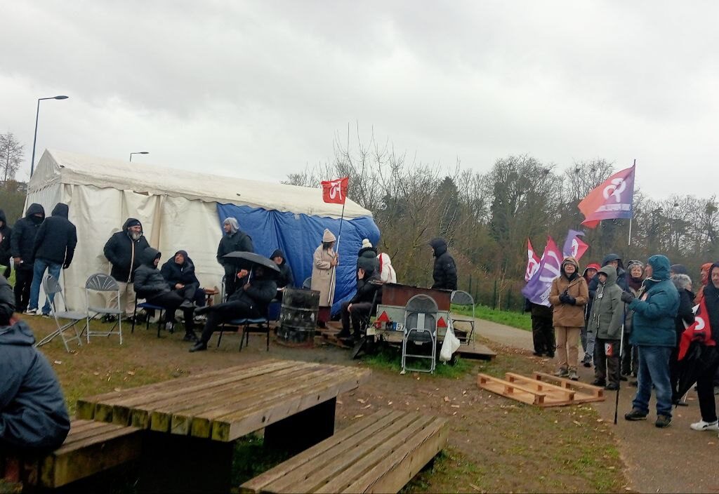 Rassemblement des chauffeurs FSO, ce matin St Ouen l’aumône (95), en grève depuis le 7 novembre. Une rencontre entre la direction et la médiatrice nommée par la Préfecture a lieu ce matin.