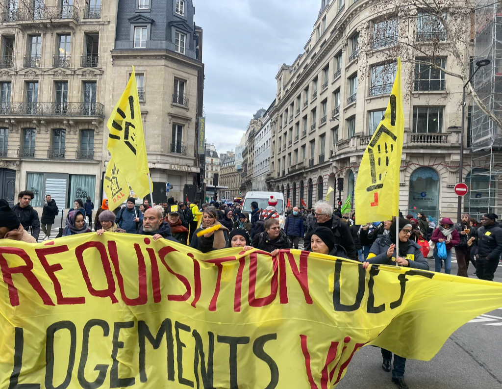 Dimanche a eu lieu la marche pour réquisitionner des logements vides à Paris. De nombreuses personnes ont répondu à l’appel de l’organisation DAL. Les manifestants ont passé en revue des immeuble vide, éxigeant que ces immeubles soient restitués.