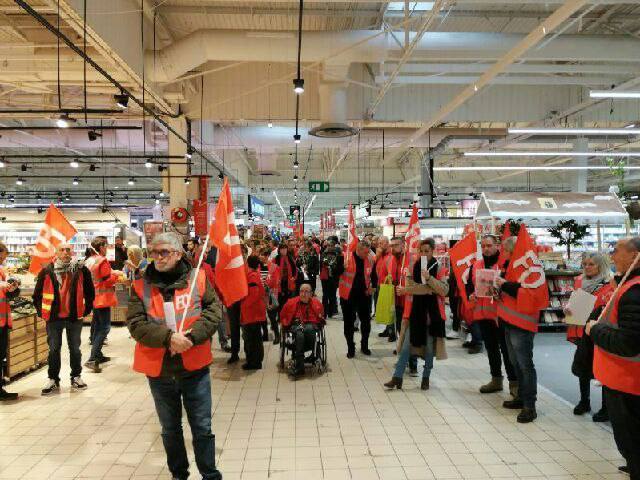Rassemblement à Auchan Aubière (63) sous le coup d&rsquo;une décision de fermeture, avec le syndicat FO.