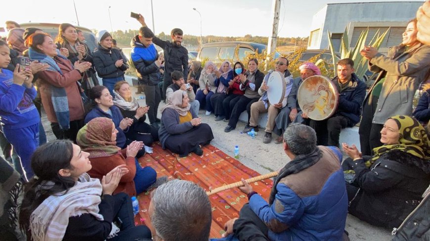 Des boucliers humains venus hier protéger le barrage de Tichrine contre les bombardements turcs entament leur deuxième nuit de veillée. Ce soir, la foule danse et scande des slogans louant la résistance des forces arabo-kurdes.