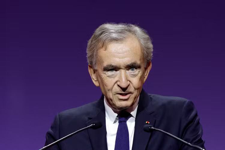 Les riches grillent la planète en un temps record, Bernard Arnault crame si y budget carbone annuel en 2h15!