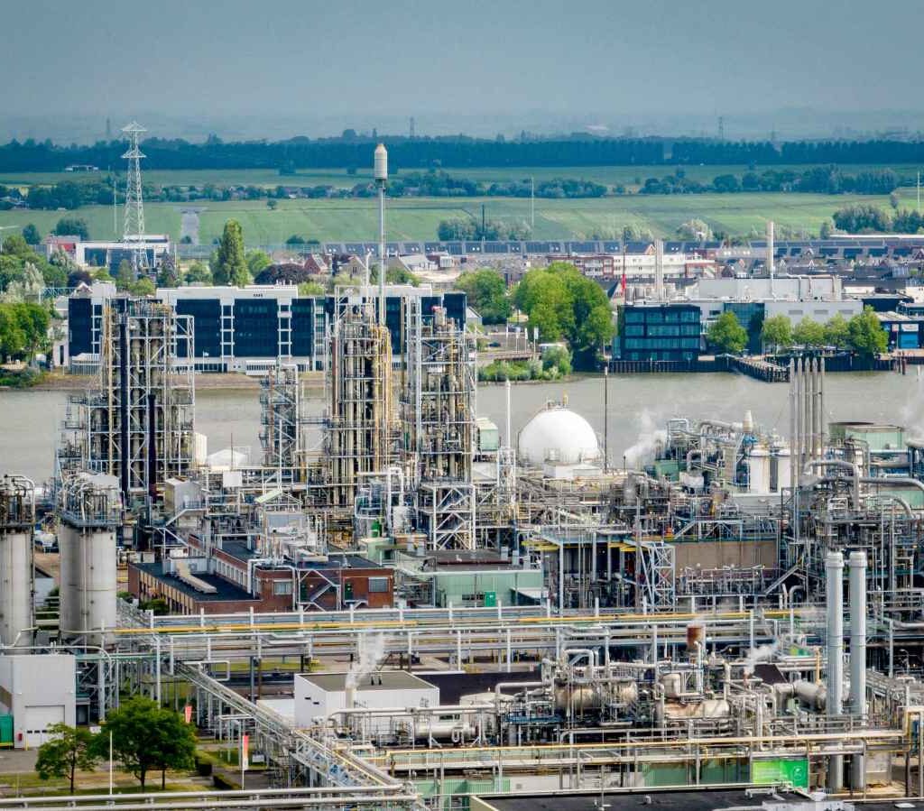  » La facture grimperait à 2 000 milliards d&rsquo;euros sur vingt ans  » : le coût vertigineux pour supprimer les  » polluants éternels  » présents en Europe Une enquête, réalisée par 46 journalistes rassemblés au sein du Forever lobbying project, dont certains du  » Monde  » et de France Télévisions, estime qu&rsquo;il faudrait jusqu&rsquo;à 100 milliards d&rsquo;euros par an, pendant deux décennies, pour débarrasser l&rsquo;Europe des Pfas. Ces  » polluants éternels « , présents dans de nombreux secteurs, ont notamment des effets cancérigènes.