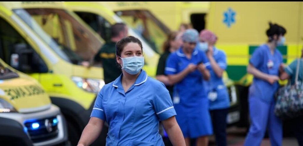 Au Royaume-Uni on soingne jusqu’à dans les parkings faute de place. Le NHS s’effondre