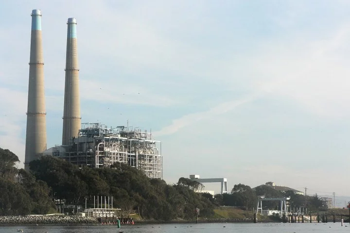 Usine géante de stockage d’energie sur batteries en feu en Californie : Le technosolutionisme face a la réalité du changement climatique