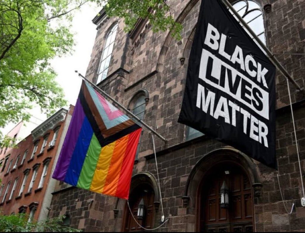Trump a interdit l&rsquo;utilisation des drapeaux LGBT et Black Lives Matter sur les bâtiments gouvernementaux, les ambassades et les bases militaires à travers le monde.