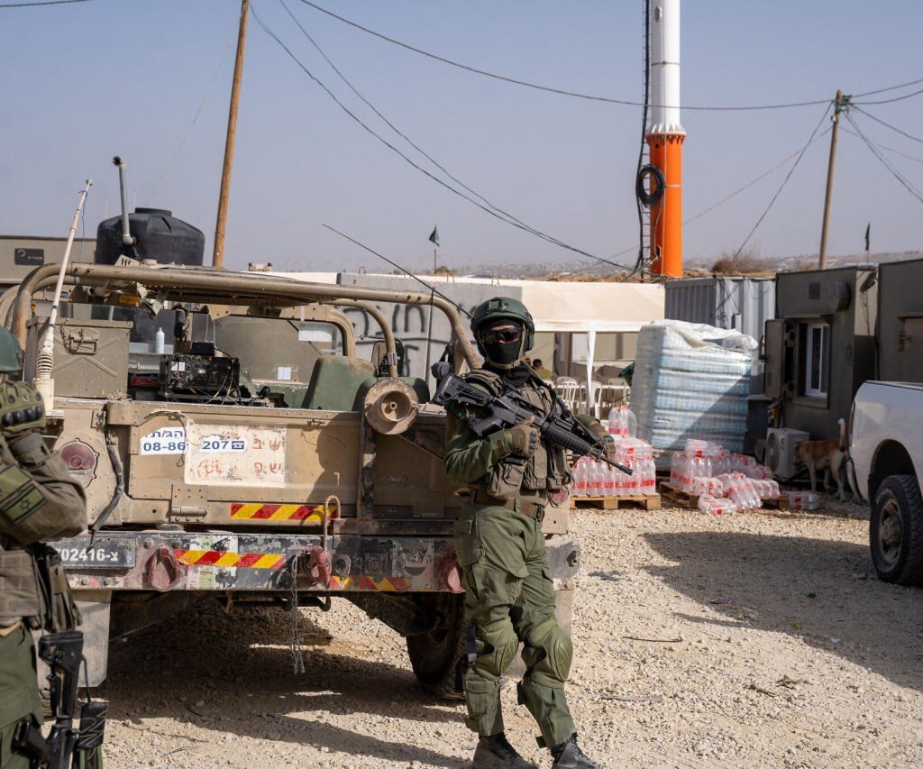 Dans une violation flagrante de l&rsquo;accord de cessez-le-feu, Israël a annoncé que les Palestiniens déplacés à Gaza ne seront pas autorisés à retourner dans l&rsquo;enclave du nord jusqu&rsquo;à ce que le Hamas libère le captif israélien Arbel Yehud.