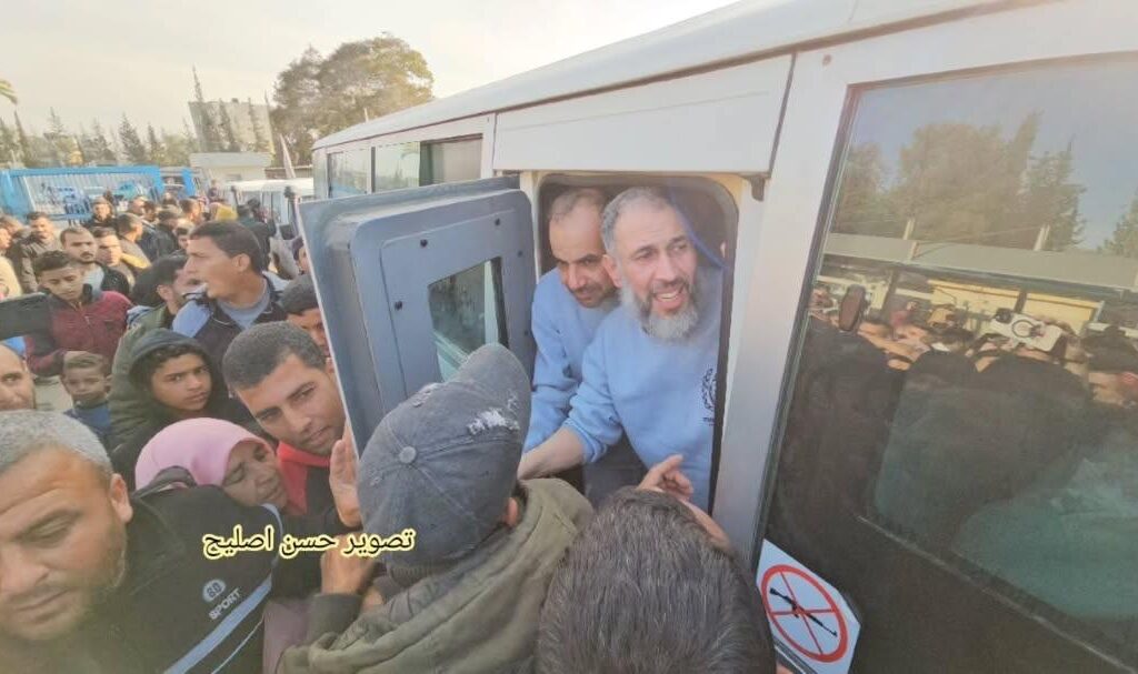 16 prisonniers palestiniens sur un groupe de 200 sont en route vers l&rsquo;hôpital européen de Gaza après avoir été libérés à Khan Younis dans le cadre du deuxième jour de l&rsquo;échange de prisonniers dans le cadre de l&rsquo;accord de cessez-le-feu.
