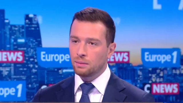 Le RN ne vautera pas la censure: Bardella, faux rebelle, vrai complice. Il prétend hésiter, mais en coulisses, il veut pas renverser Bayrou. Un RN qui joue les antisytemes tout en le maintenant en place ?  Un grand classique.