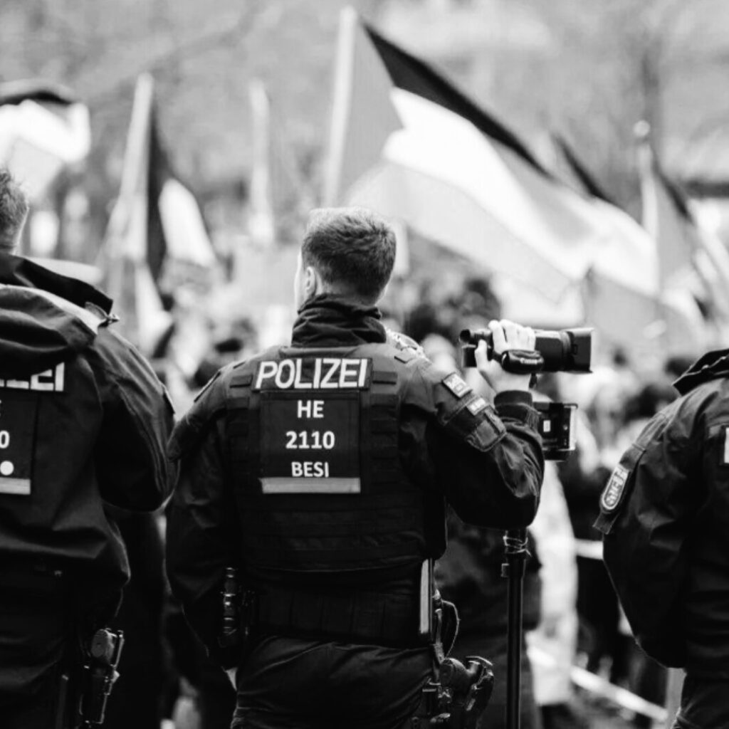 Berlin interdit l&rsquo;arabe en manif : répression et fakeNews