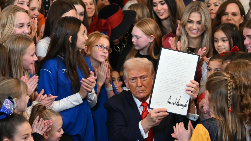 Donald Trump signe un décret qui exclue les athlètes transgenres des sports féminins