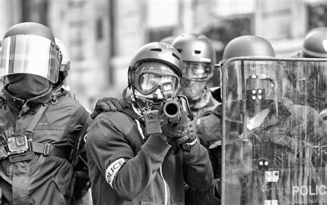 LBD, grenades et matraques : la police française a encore frappé